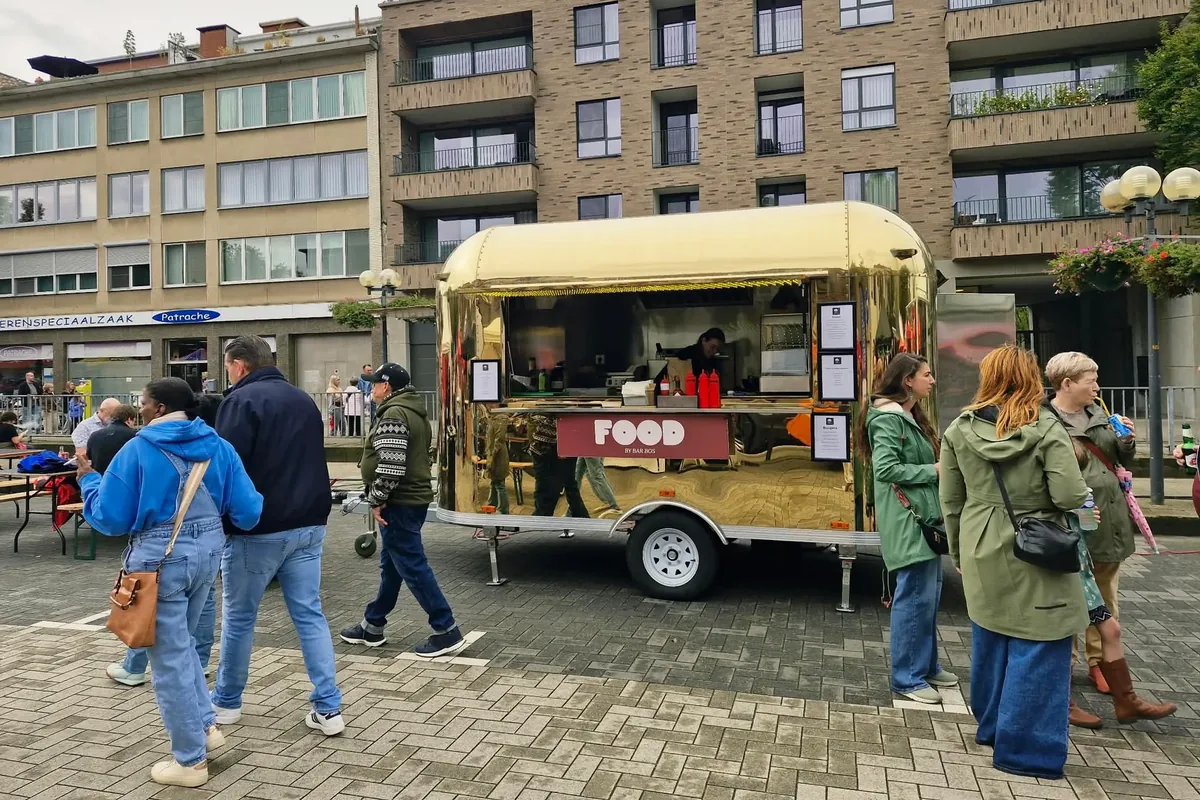 De Gouden Truck: een glanzende Airstream food truck naast een bakstenen gebouw